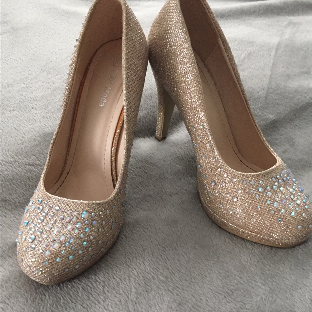 Beautiful bedazzled formal heels👠👑